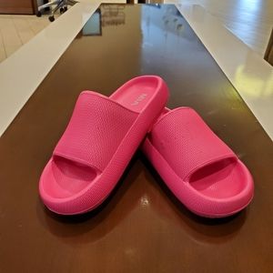 NWOT-Fun Pink Slides!!💓🌷💓